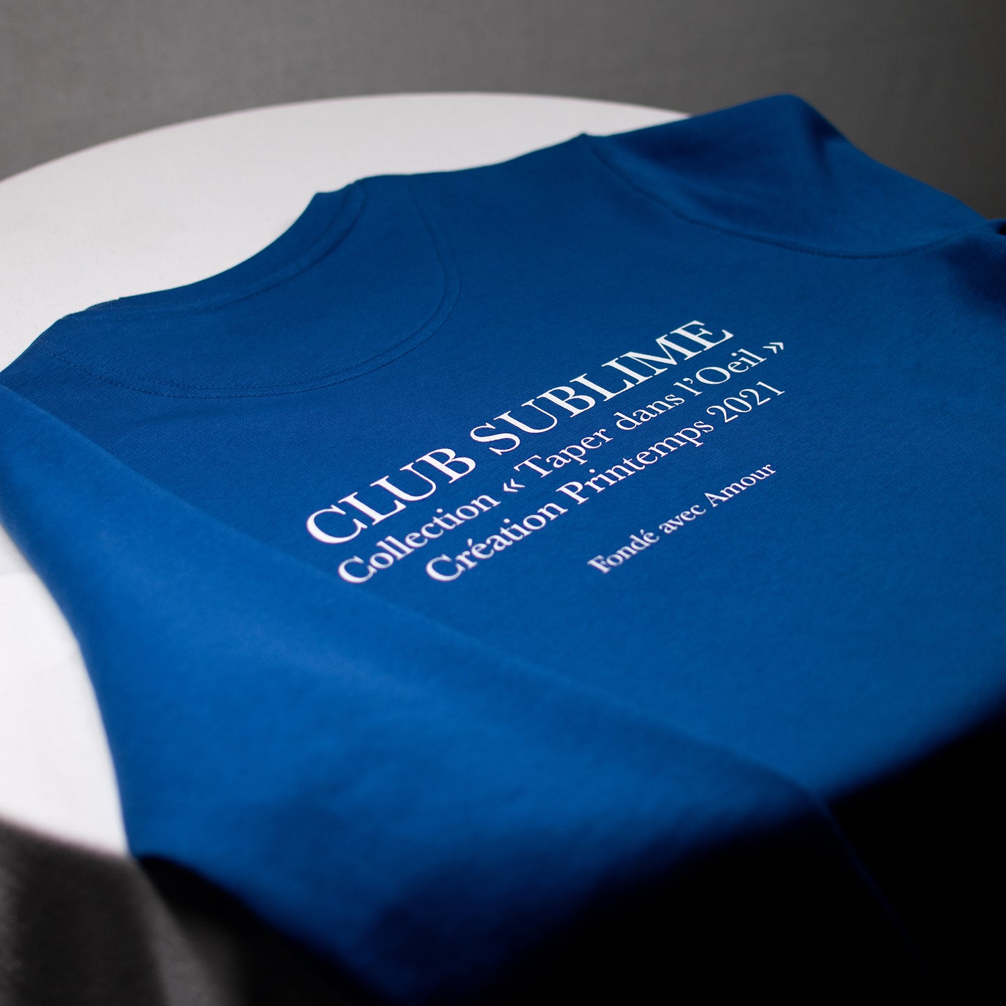 Notre sweat col rond "À fleur de peau" du Club Sublime de couleur Bleu Majorelle inspirée du peintre français du même nom.