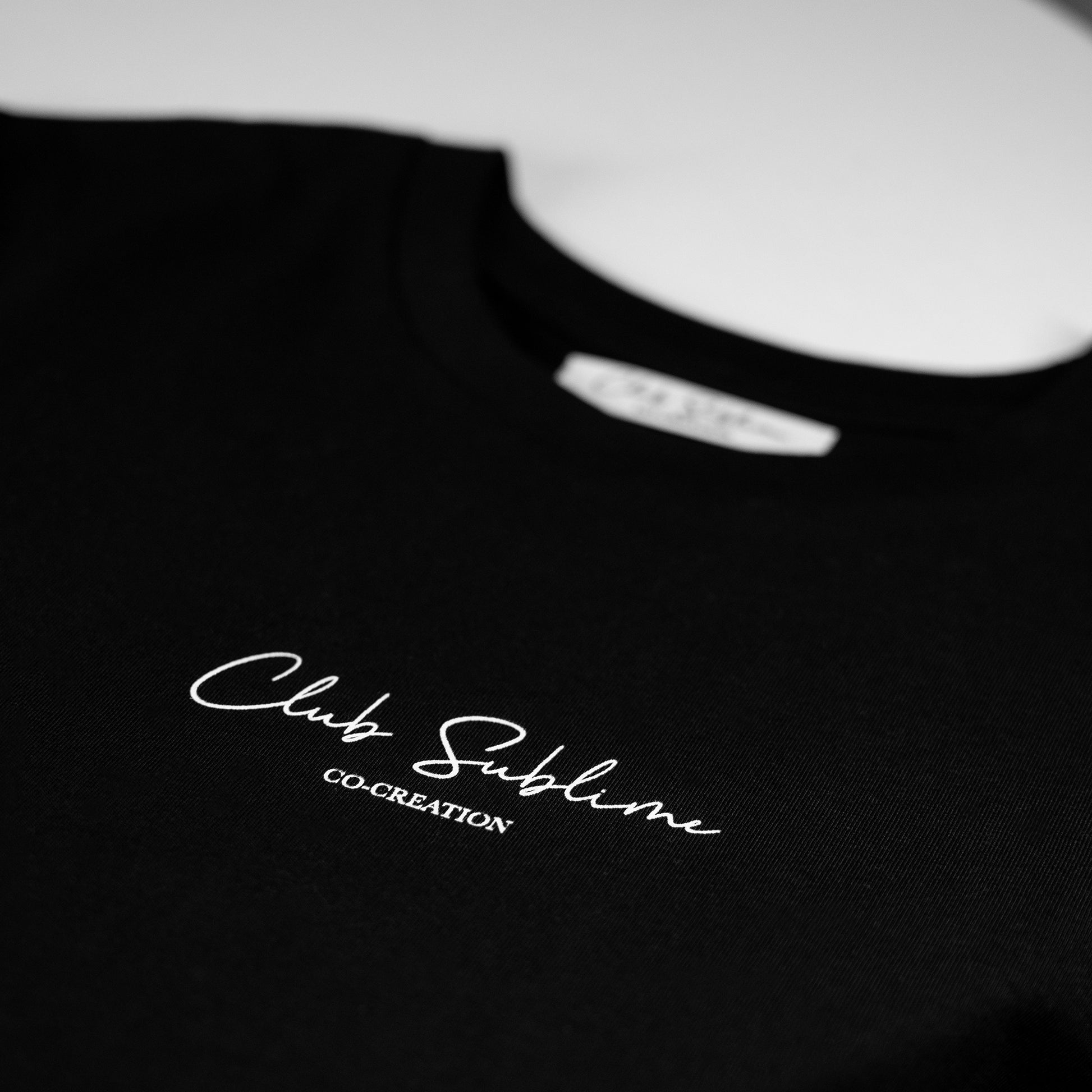 "Le Club" : la véritable signature du Club Sublime apposée sur le devant de ce T-shirt confortable et classy. Celui-ci dévoile un peu plus notre vision artistique et minimaliste. C'est la pièce fondatrice de notre collection Printemps 2021.