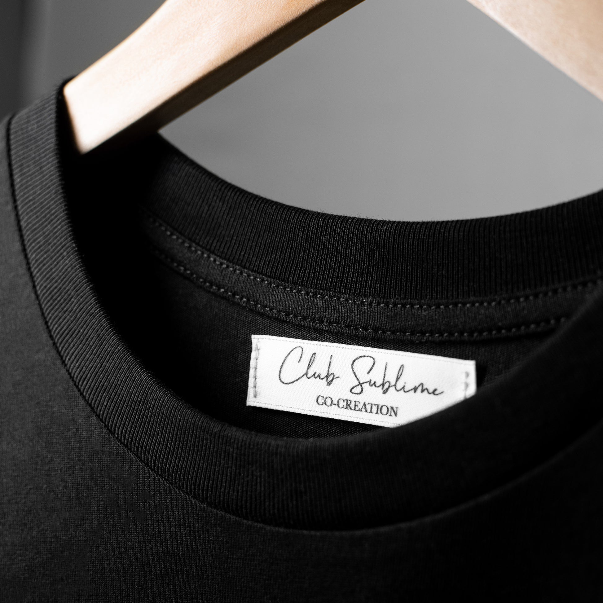 "Le Club" : la véritable signature du Club Sublime apposée sur le devant de ce T-shirt confortable et classy. Celui-ci dévoile un peu plus notre vision artistique et minimaliste. C'est la pièce fondatrice de notre collection Printemps 2021.